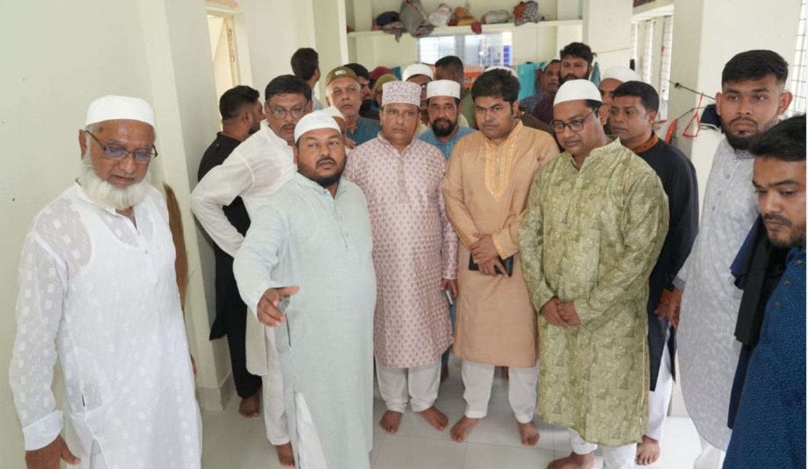 কাজীহাটা পুরাতন জামে মসজিদ ও হাফিজিয়া মাদ্রাসা পরিদর্শনে রাসিক প্রশাসক