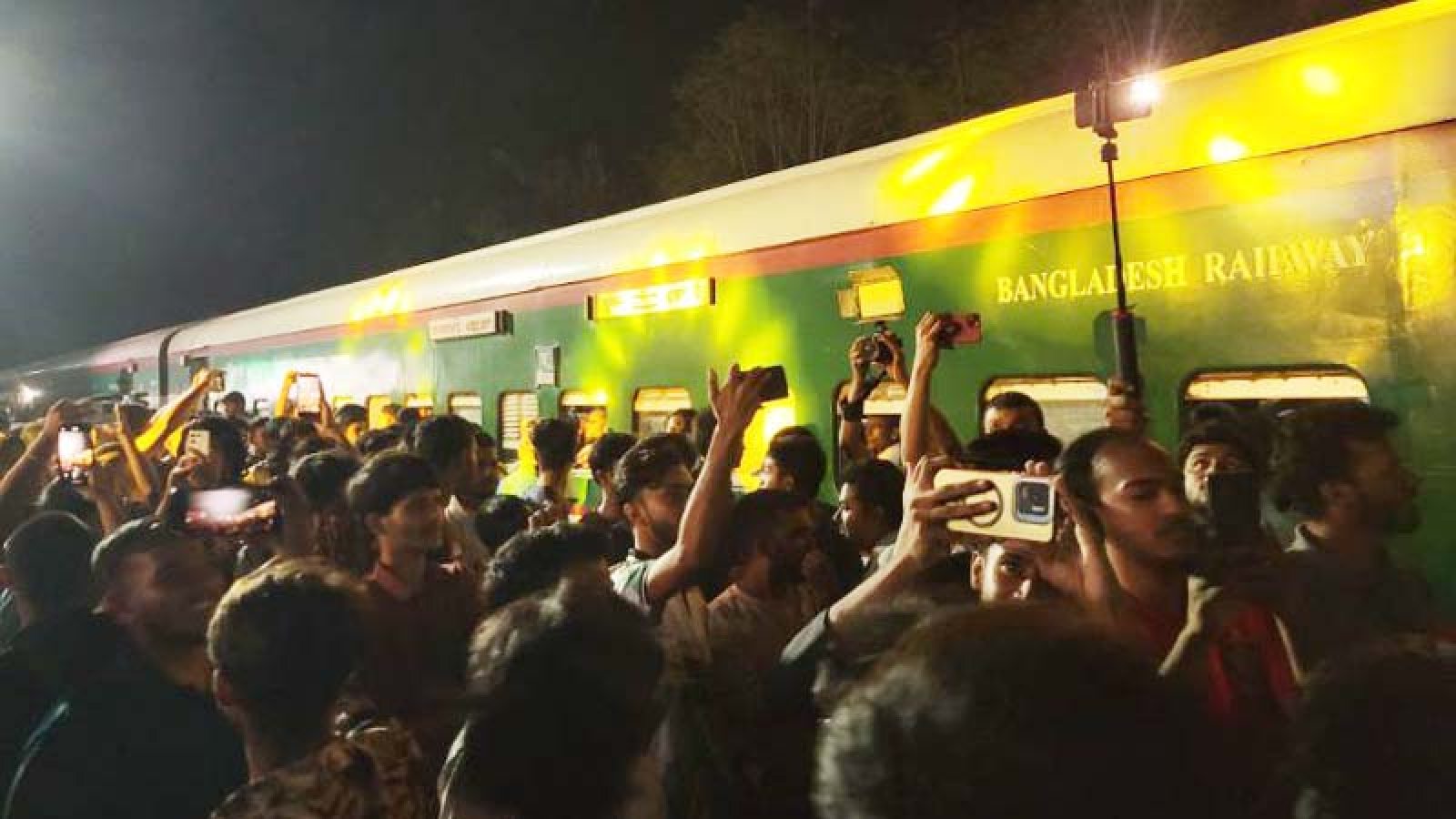 তিন যুগ পর রাবি স্টেশনে থামল ট্রেন