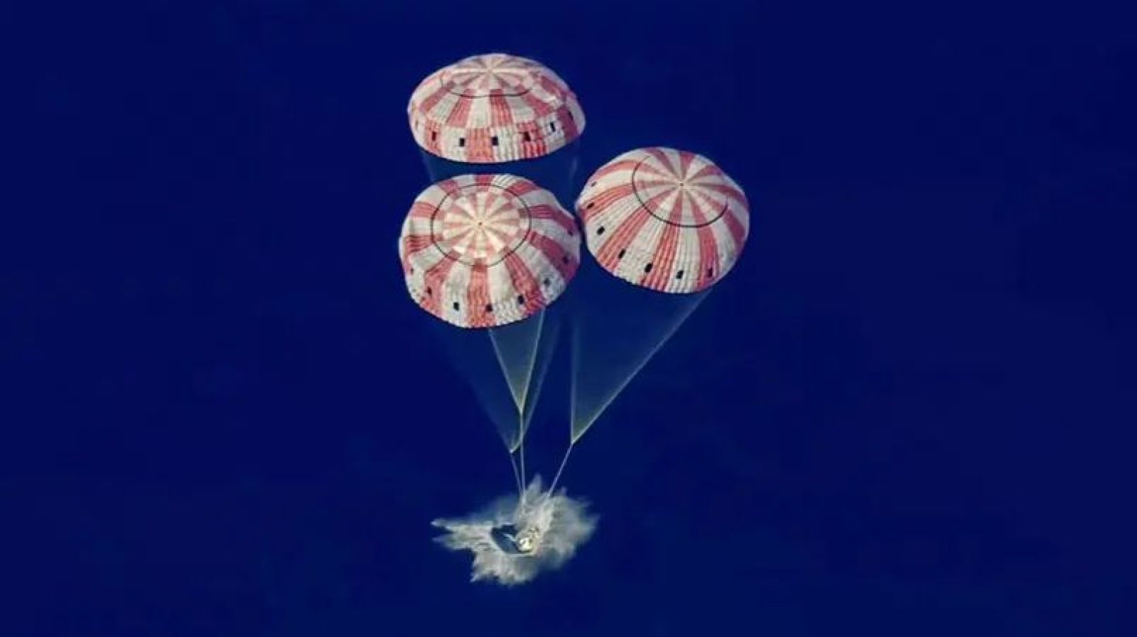 চন্দ্রাভিযান শেষে নিরাপদে পৃথিবীতে ফিরলেন নভোচারীরা