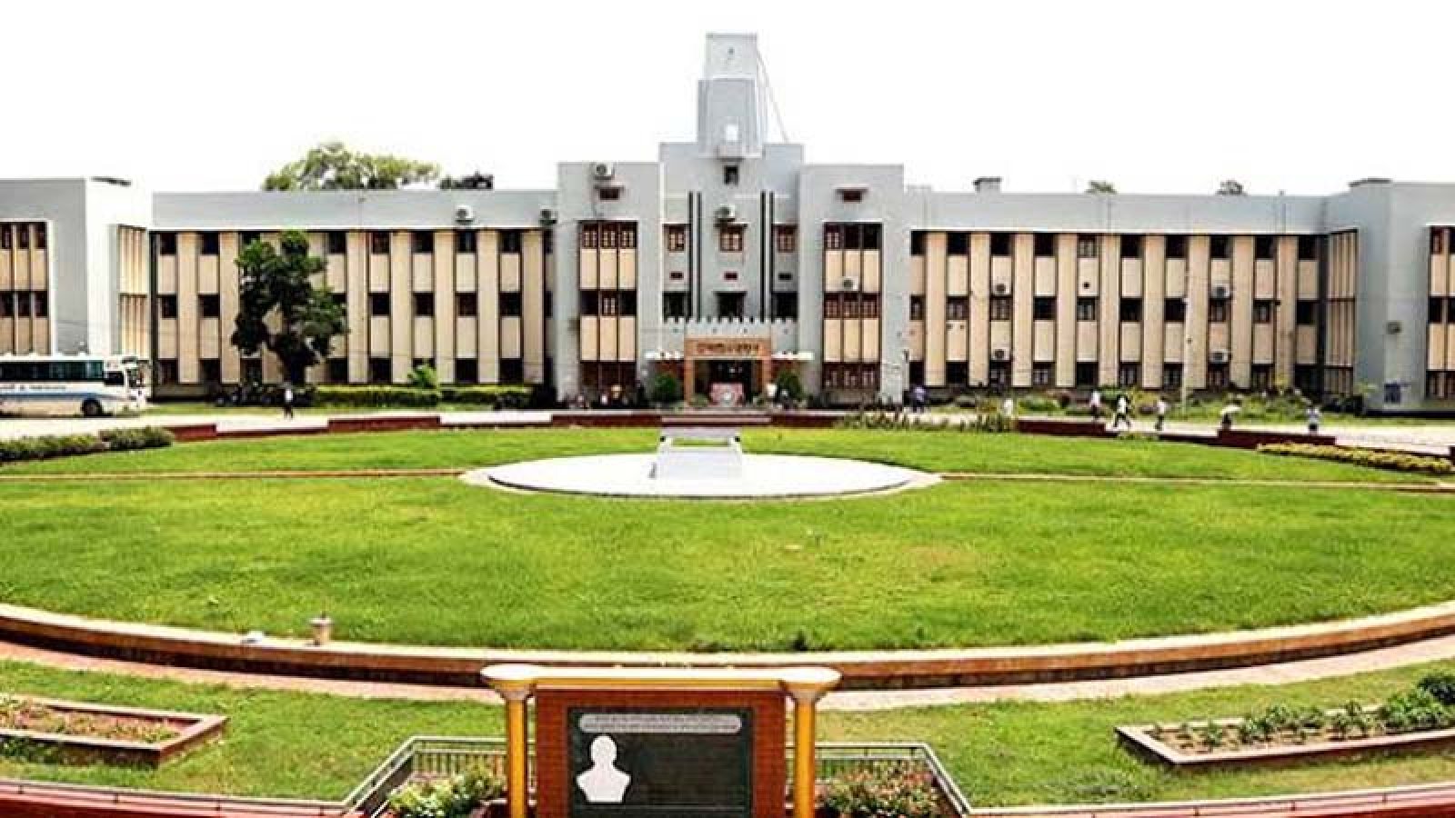 রাবিতে র‌্যাগিংসহ বিভিন্ন অপরাধে ৯৯ শিক্ষার্থীকে ‎সাজা
