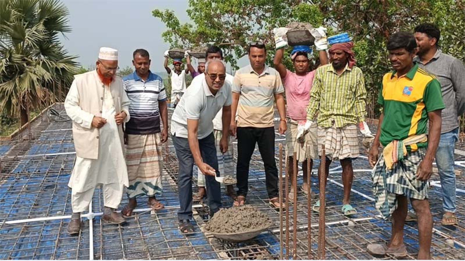 সাপাহারে গোপালপুর ফাজিল মাদ্রাসায় নতুন ভবনের ছাদ ঢালাই উদ্বোধন