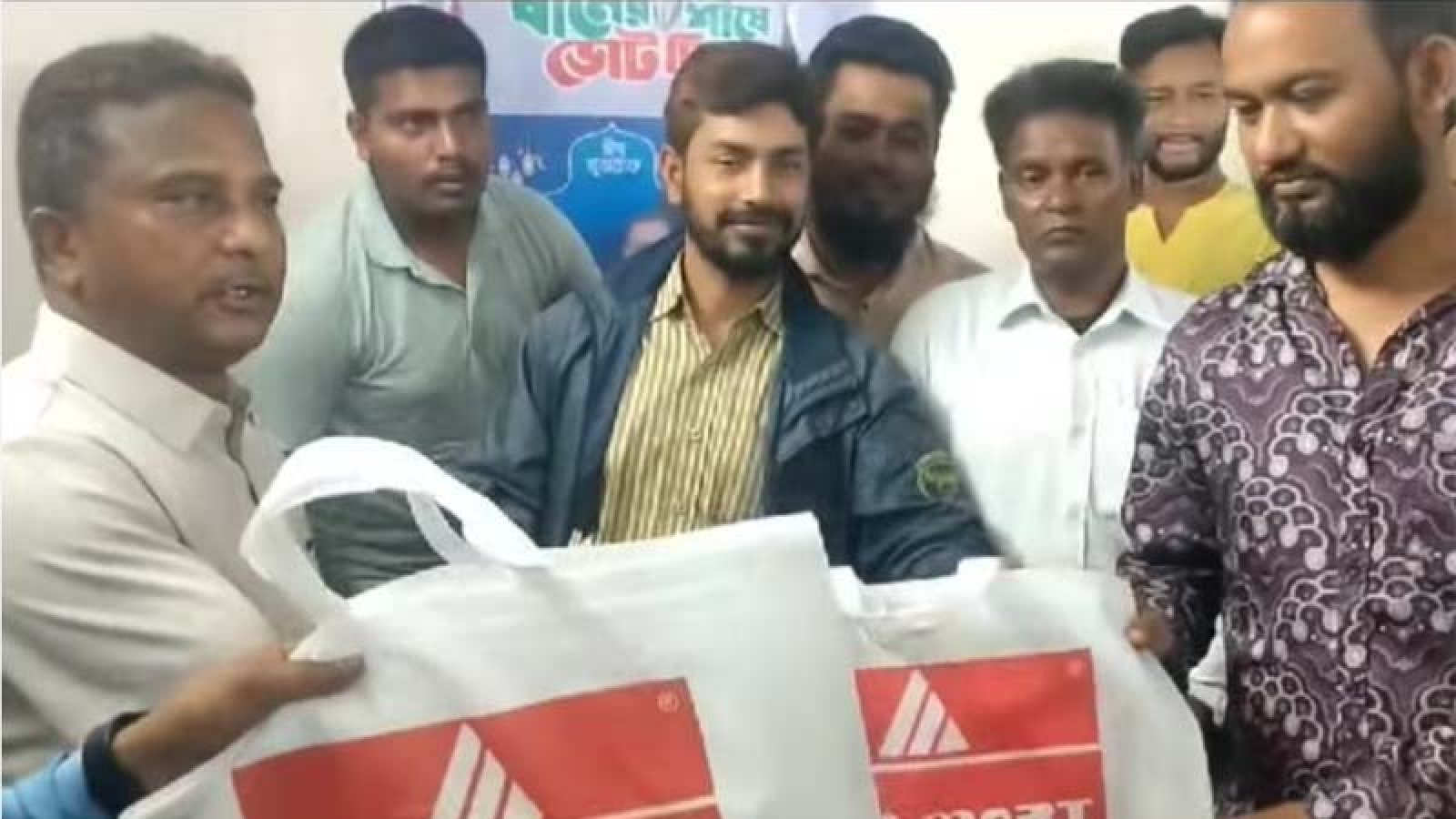 পার্বতীপুরে ইদ উপহার সামগ্রী বিতরণ