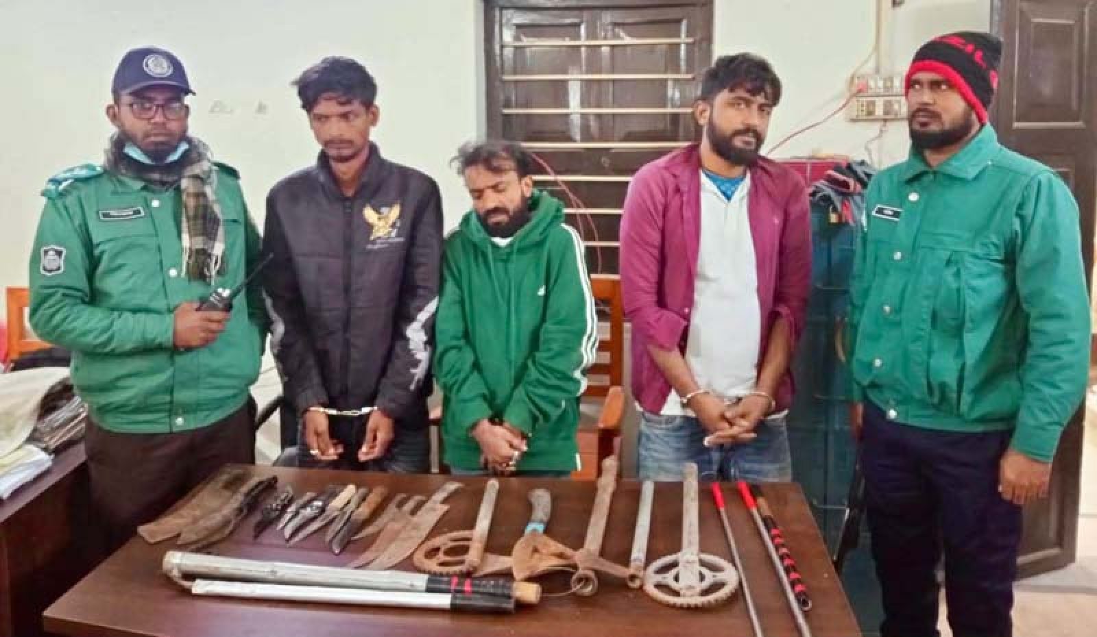 সেনাবাহিনীর হাতে অস্ত্রসহ গ্রেফতার শ্রমিক ফেডারেশন নেতা