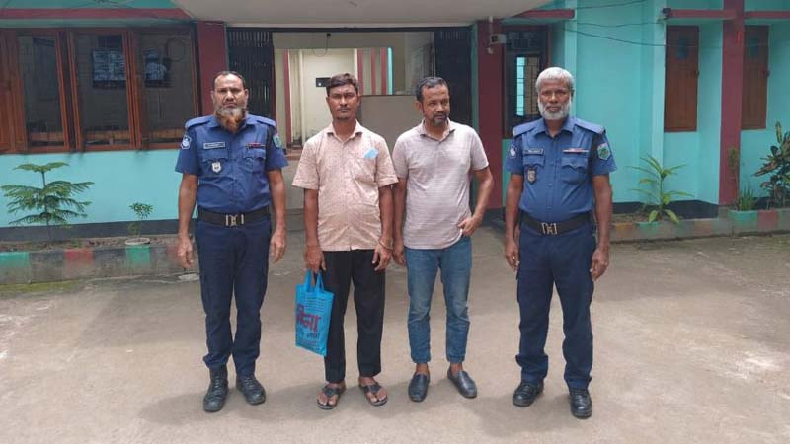 বাগমারায় প্রতারণা মামলার আসামি ও সাজাপ্রাপ্ত পলাতক আসামি গ্রেফতার