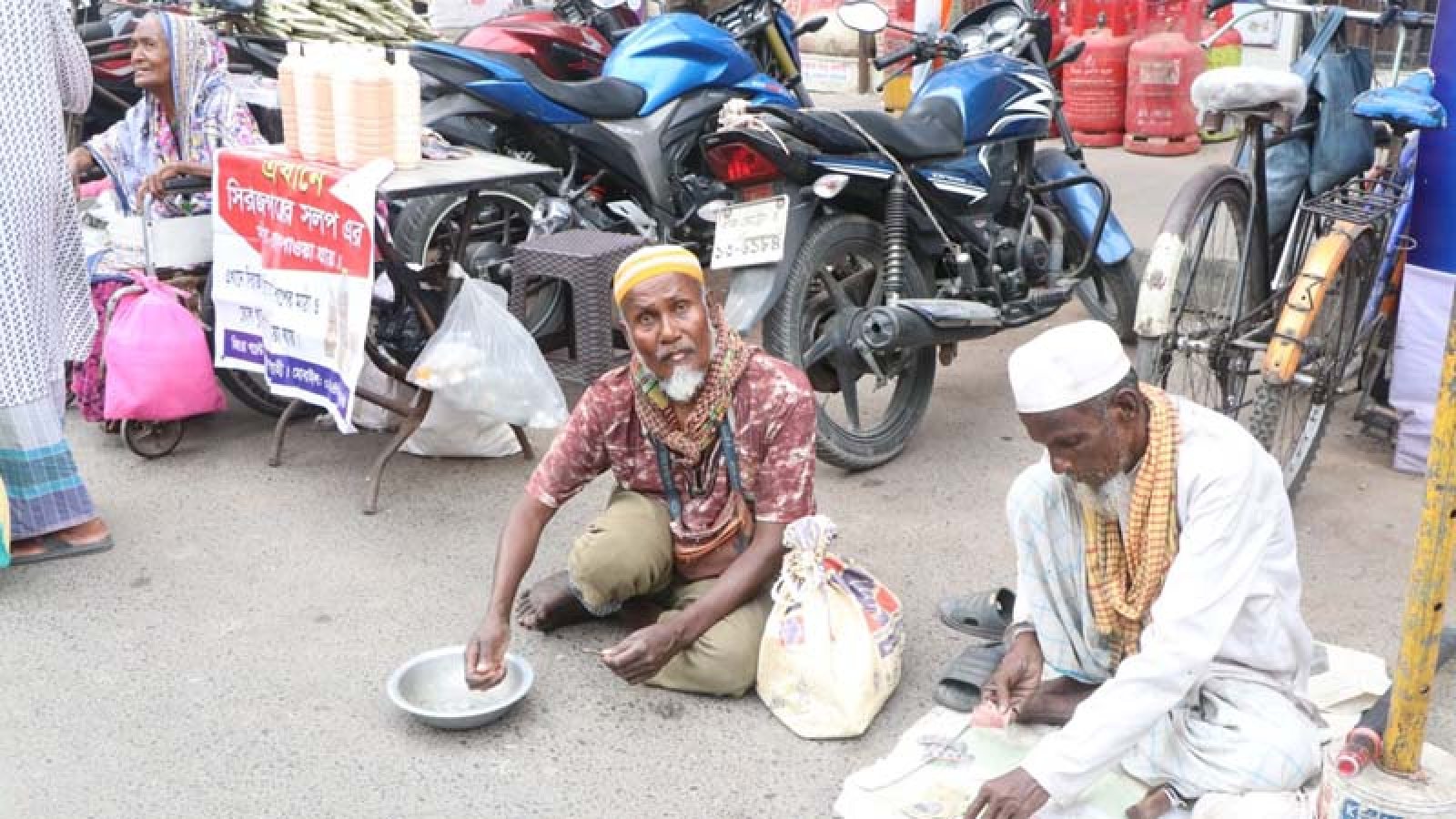 ইদের আগে বেড়েছে মৌসুমী ভিক্ষুকদের আনাগোনা