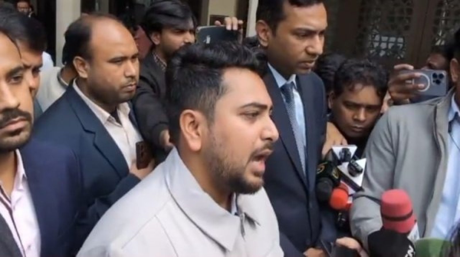 নির্বাচনে লেভেল প্লেয়িং ফিল্ড নিয়ে আত্মবিশ্বাস নেই নাহিদের