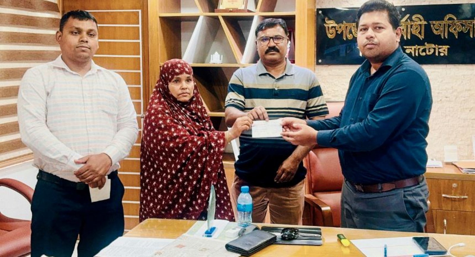 সিংড়ায় দুর্যোগে ক্ষতিগ্রস্তদের মাঝে চেক বিতরণ
