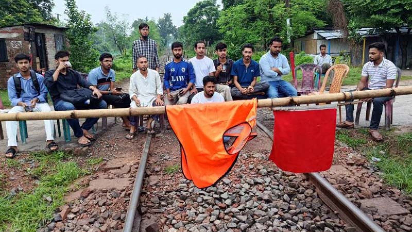 রাবি শিক্ষার্থীকে টিটিই’র মারধর, রাজশাহীতে রেললাইন অবরোধ