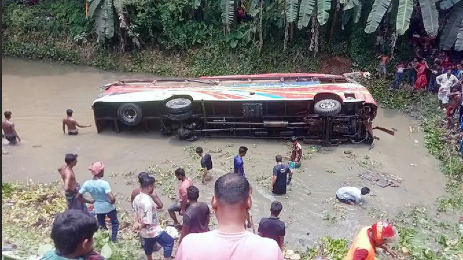 ৬ জেলায় সড়কে প্রাণ গেল ১৩ জনের