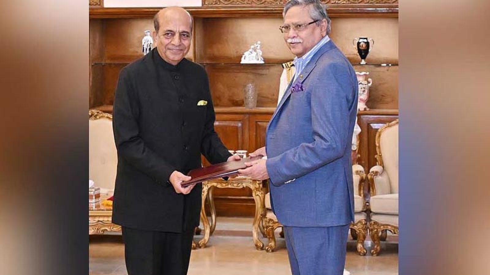 রাষ্ট্রপতির হাতে পরিচয়পত্র তুলে দিয়ে দীনেশ ত্রিবেদীর ‘মিশন’ শুরু