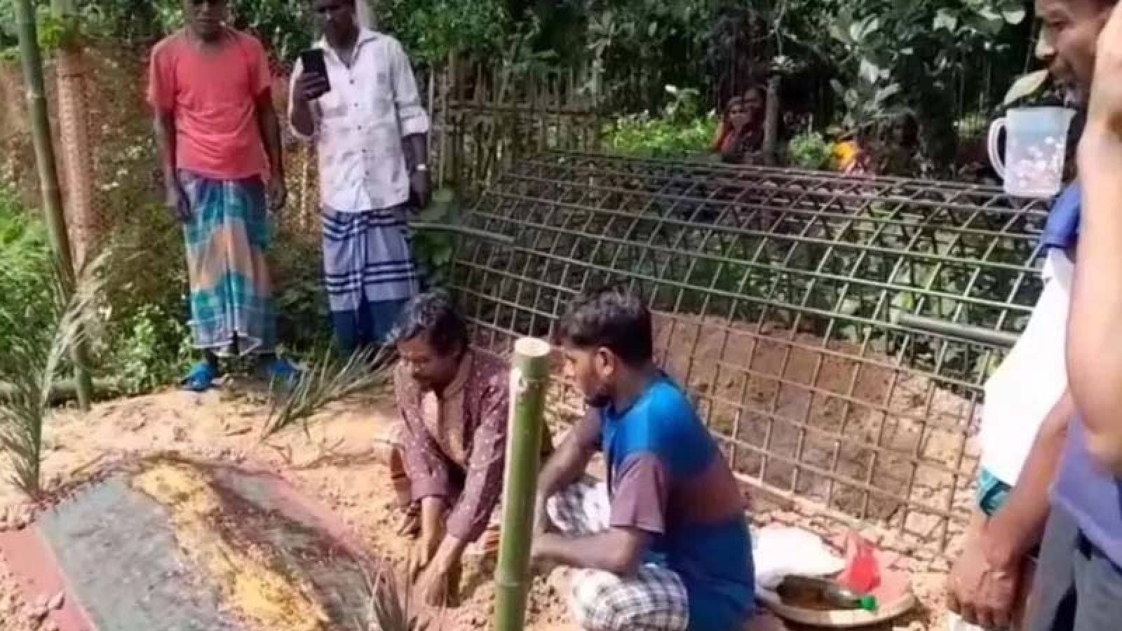কবরে ঝাড়ফুঁক করে জীবিত করার চেষ্টার পর ওঝা বললেন ‘বেঁচে নেই’