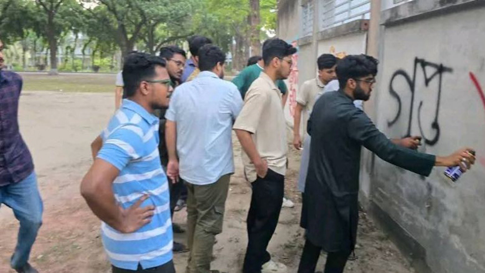 ছাত্ররাজনীতি নিষিদ্ধ রুয়েটে ছাত্রদলের ‘গুপ্ত রাজনীতি নিষিদ্ধ চাই’ দেয়াল লিখন