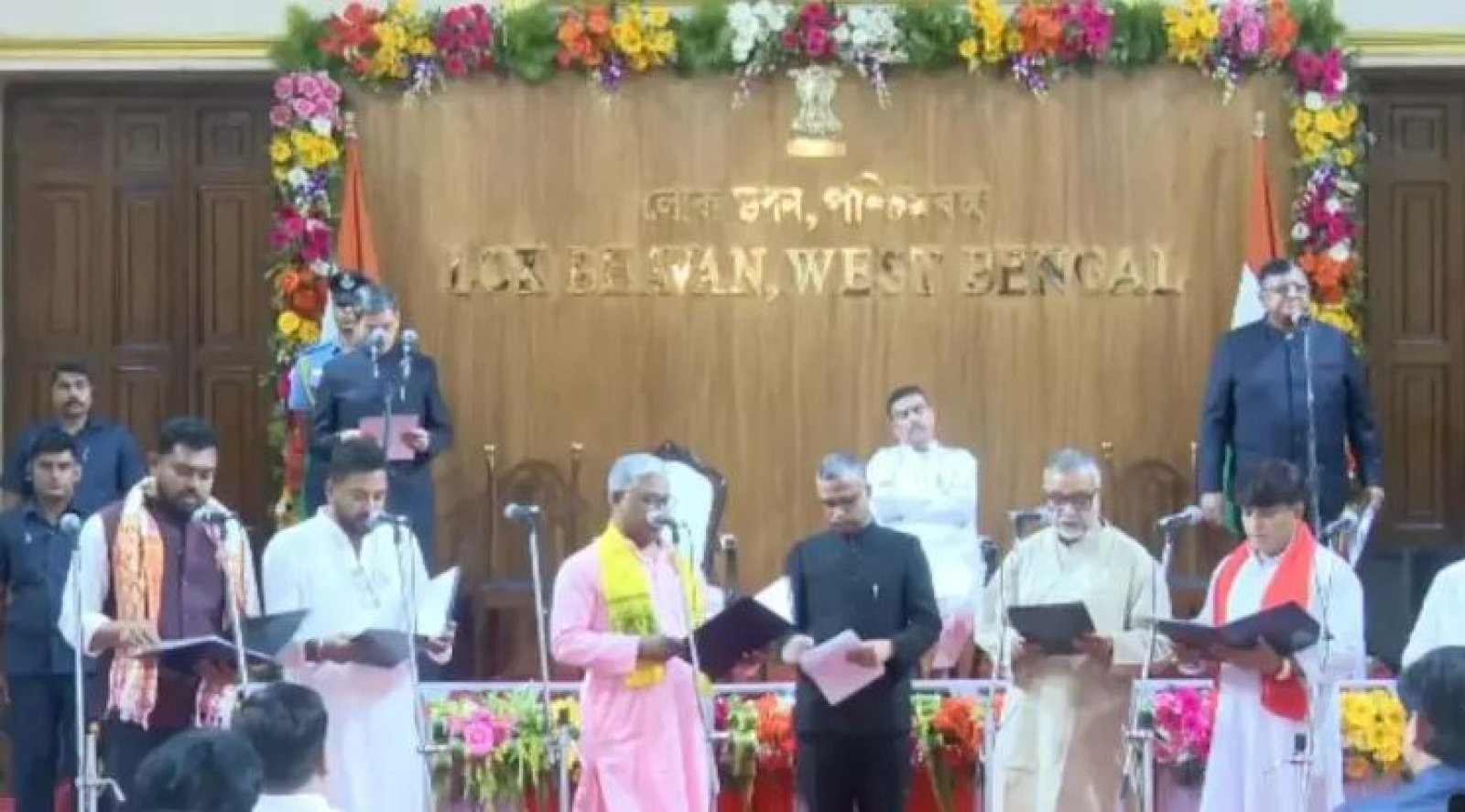 লোকভবনে শপথ নিলেন শুভেন্দু অধিকারী মন্ত্রিসভার ৩৫ জন, মন্ত্রী হলেন কারা?