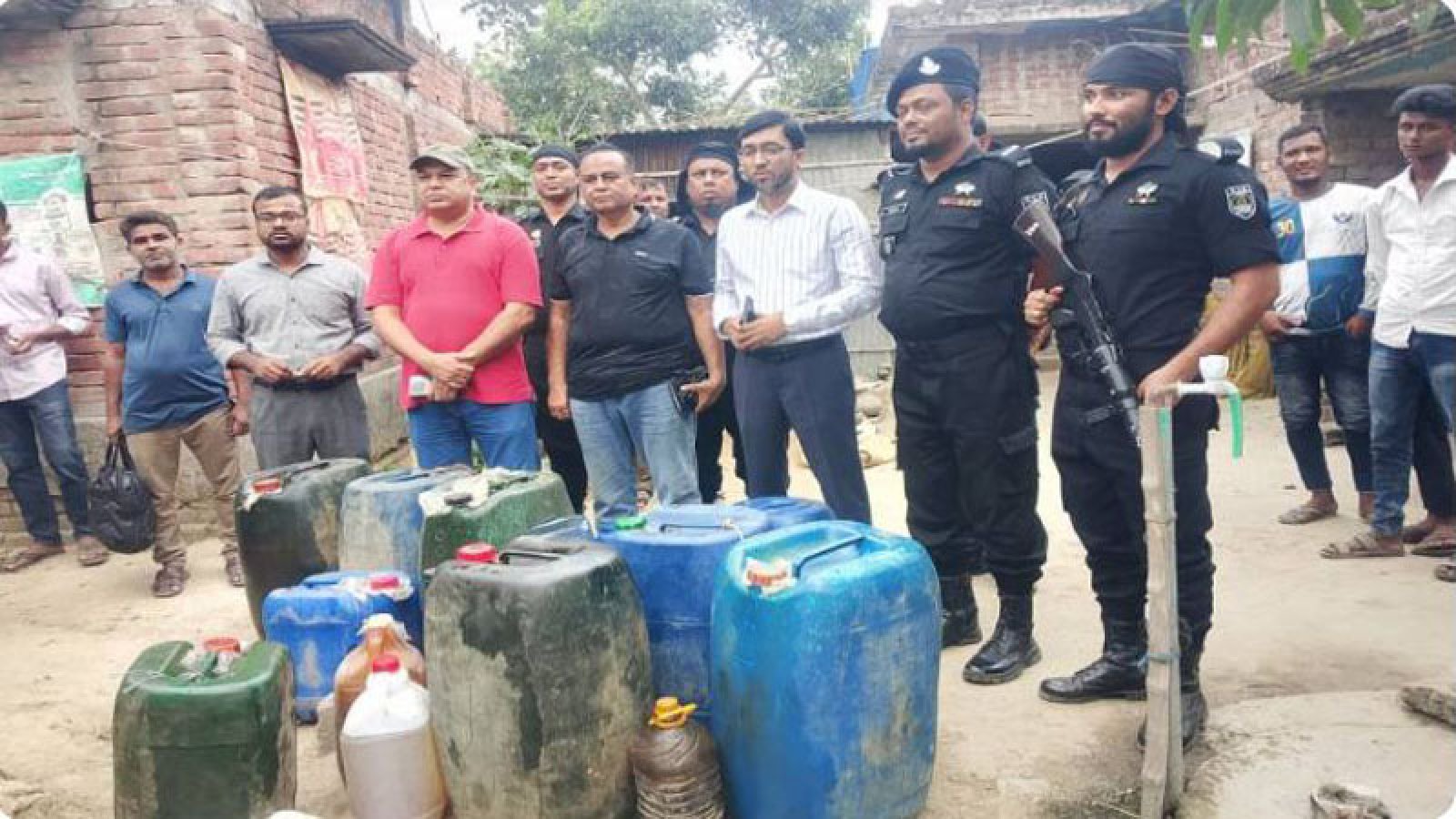 গোদাগাড়ী হতে ৫৭২ লিটার অবৈধ জ্বালানি তেল জব্দ