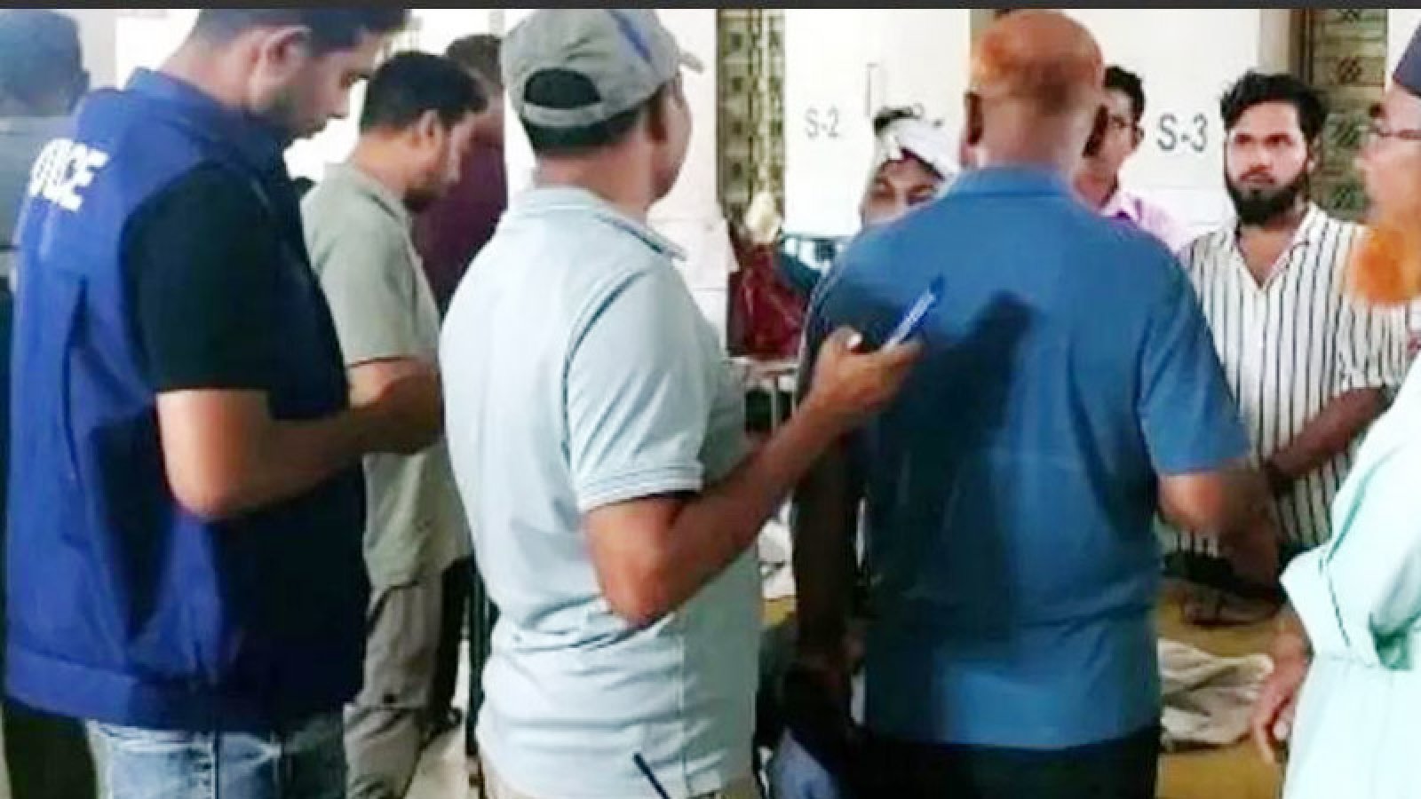 যুবককে প্রকাশ্যে কুপিয়ে জখম, প্রাণ বাঁচাতে থানায় আশ্রয়