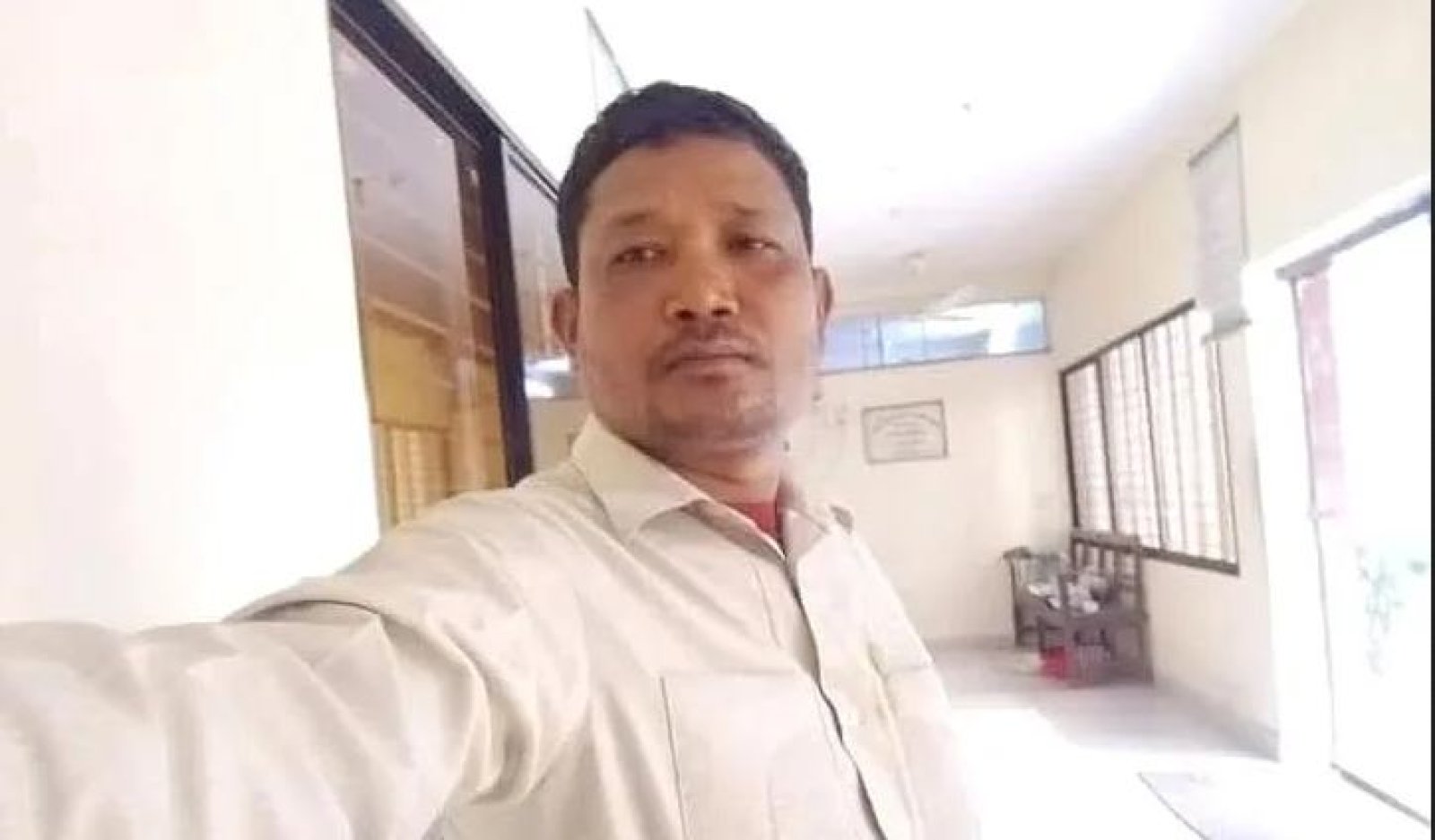 ঠাকুরগাঁওয়ে কারাগারে থেকে বেতন তুলছেন ভূমি অফিসের কর্মচারী