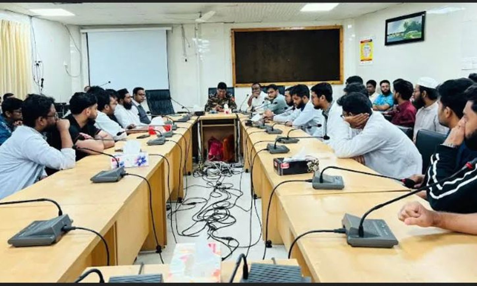 ইন্টার্ন চিকিৎসকদের কর্মবিরতি অব্যাহত, ৩২ ঘণ্টায়ও হলো না সমঝোতা