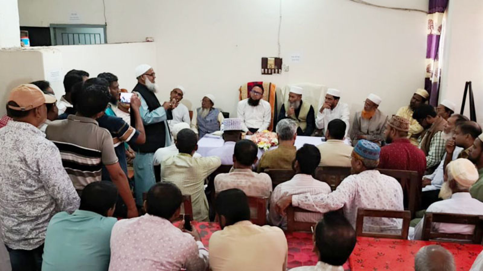 তানোরে সাব রেজিস্ট্রি অফিসের কর্মকর্তা কর্মচারী দলিল লেখকদের সাথে এমপির মতবিনিময়