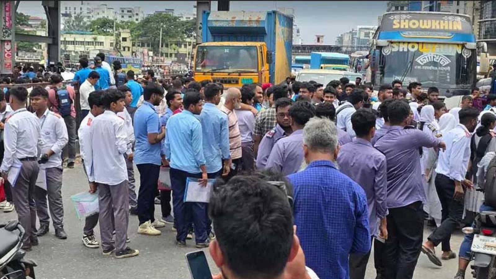 দ্বিতীয় দিনের মতো উত্তরার সড়কে শিক্ষার্থীরা