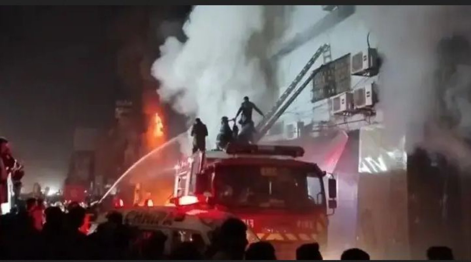 পাকিস্তানে শপিং মলে ভয়াবহ অগ্নিকাণ্ডে নিহত ৫, রাত থেকে জ্বলছে আগুন