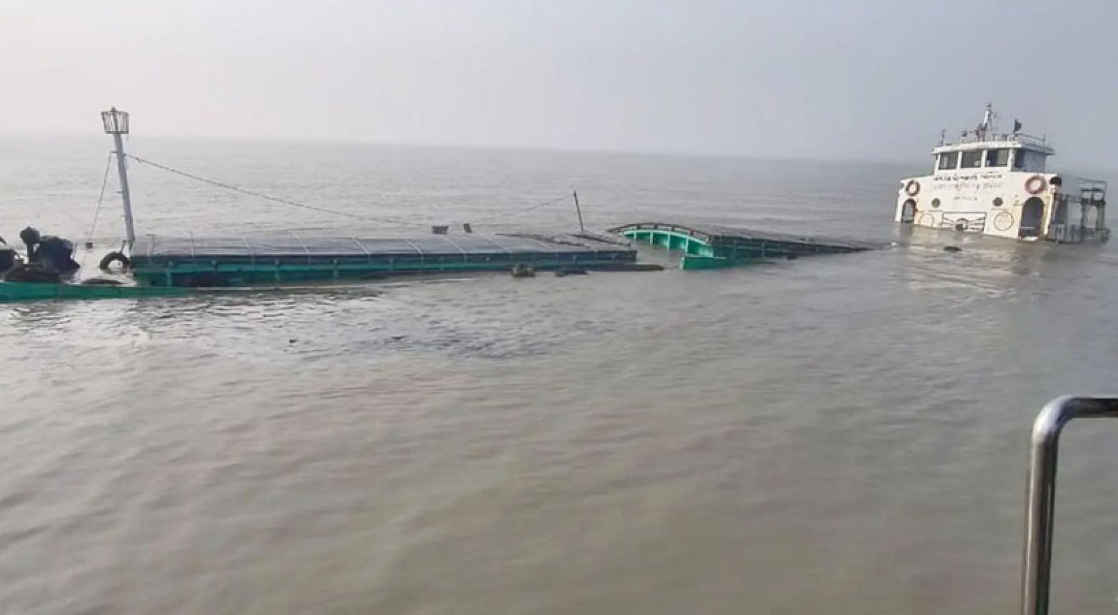 যান্ত্রিক গোলযোগ, মুড়িগঙ্গা নদীতে ডুবে গেল বাংলাদেশি পণ্যবাহী জাহাজ