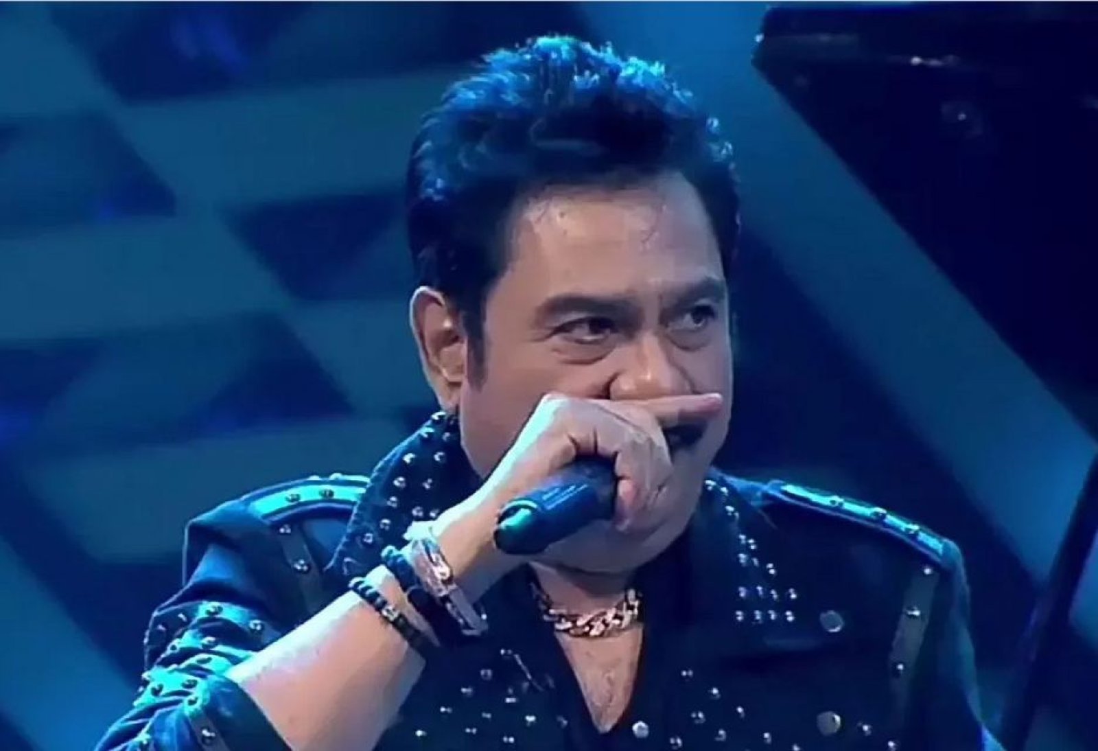 শানুর গান না শুনলেই মরতে হবে! ‘অন্ধ ভক্তে’র আত্মহননের চেষ্টার খবরে কী করলেন গায়ক?