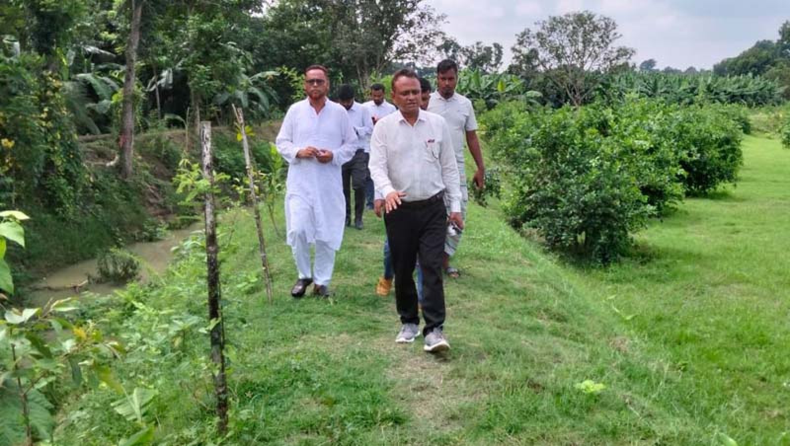 চারঘাটে খাল খনন পরিদর্শনে প্রকল্প পরিচালক রাসেল সাবরিন