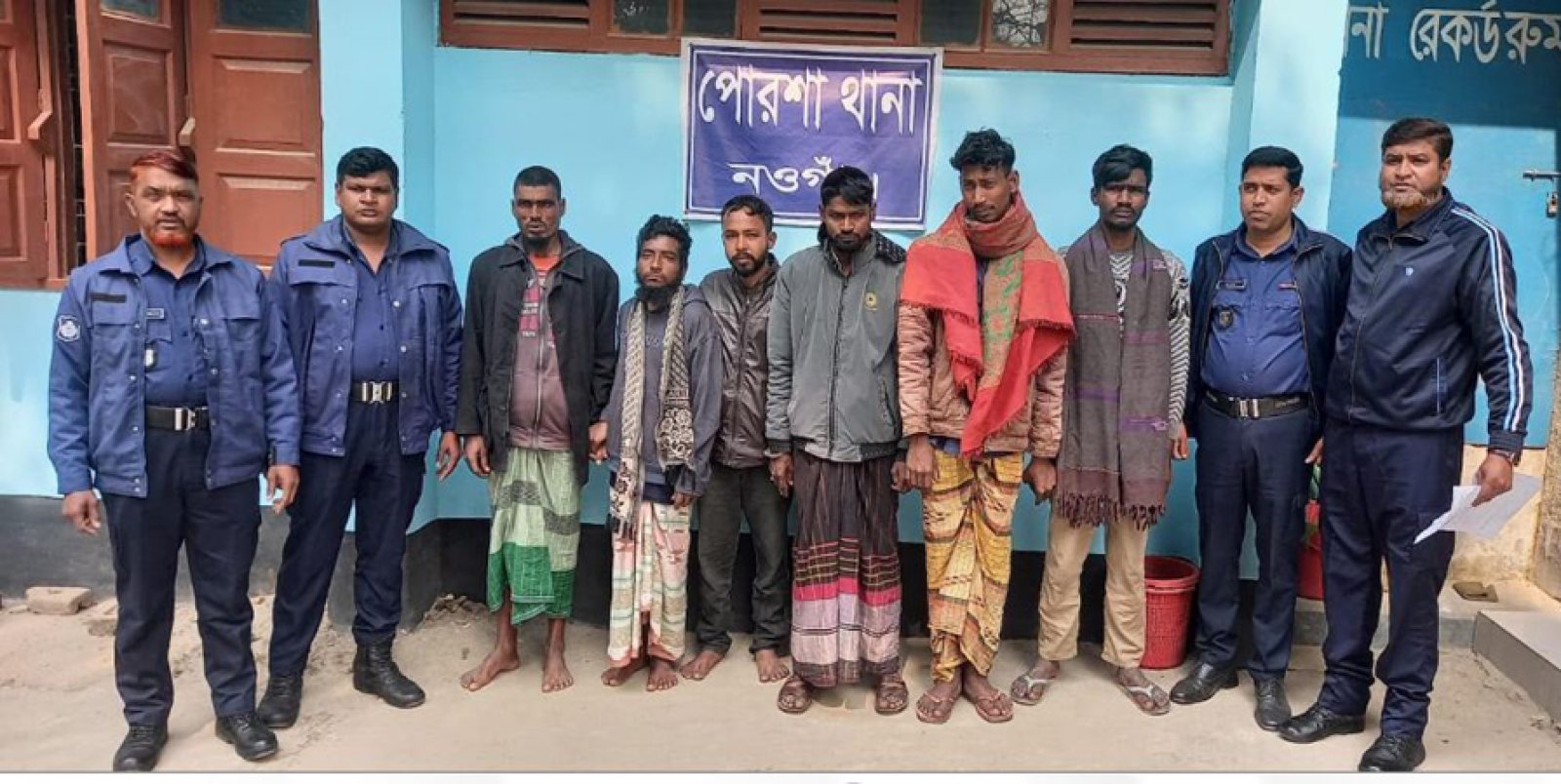 পোরশায় ৬ মাদকসেবী আটক