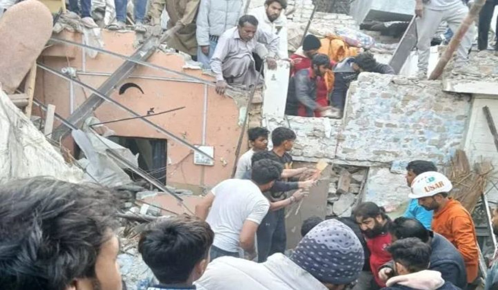 পাকিস্তানে গ্যাস সিলিন্ডার বিস্ফোরণ, নবদম্পতিসহ নিহত ৬