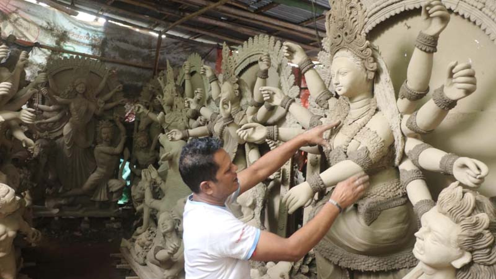 দুয়ারে শারদ উৎসব, শিল্পীর হাতে সাজছে প্রতিমা
