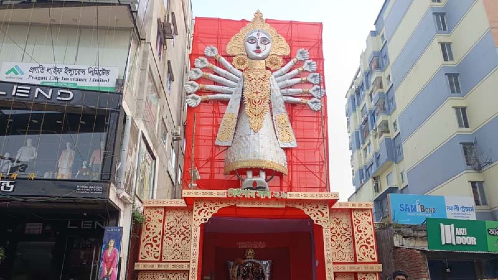 নগরীতে ৪৫ ফুট, বাগমারায় কয়েন চকলেটে দুর্গাপ্রতিমা