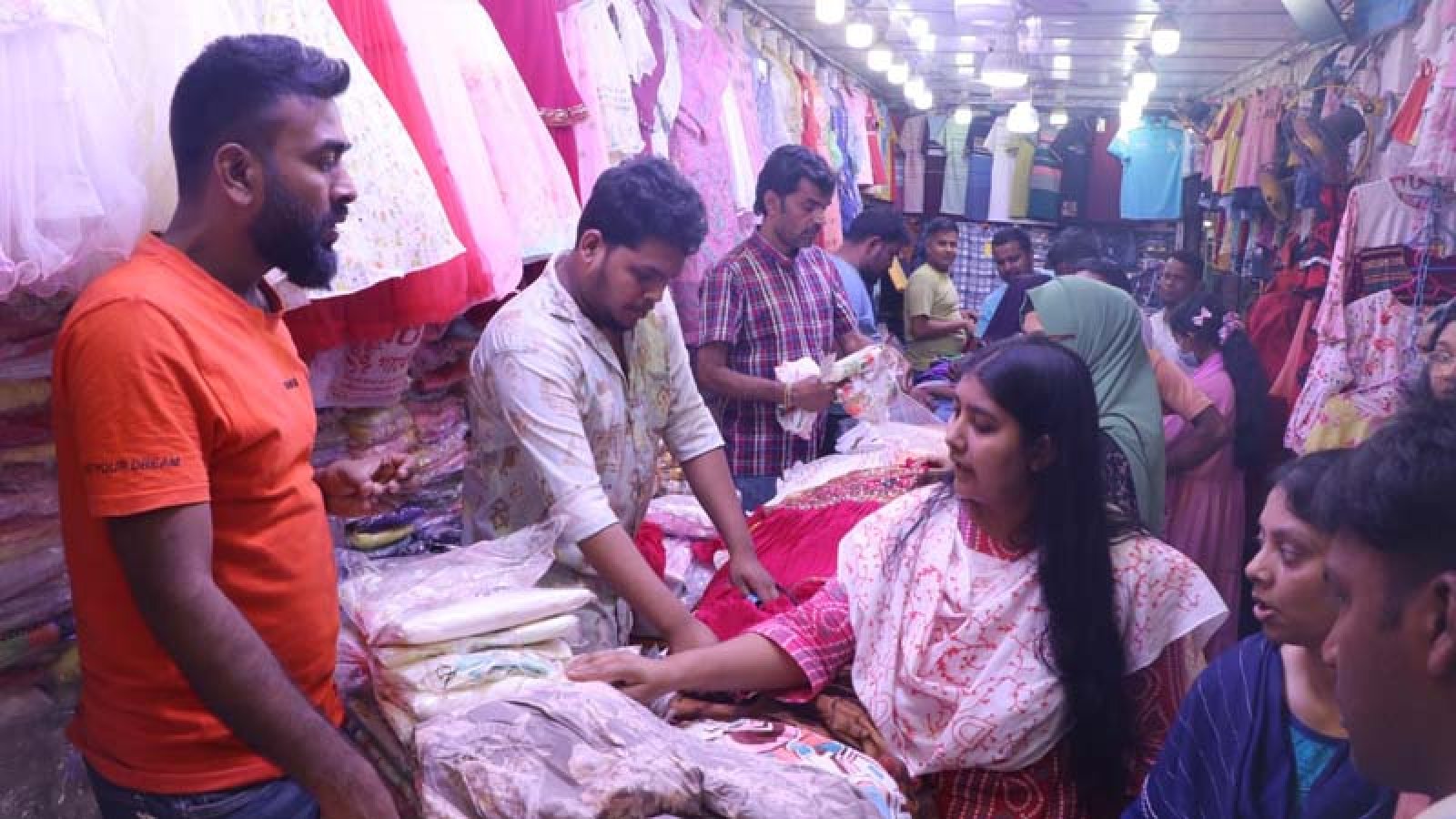 ছুটির দিনে জমজমাট ইদের কেনাকাটা