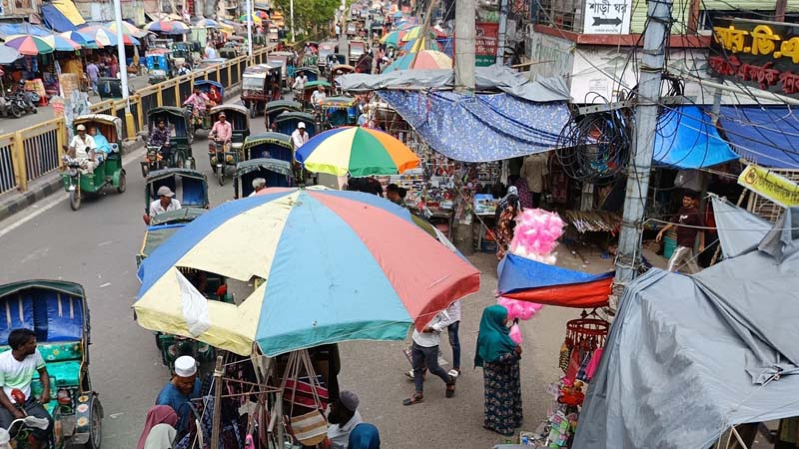 প্রশস্ত ফুটপাত দখল ক্ষুদে ব্যবসায়ীদের