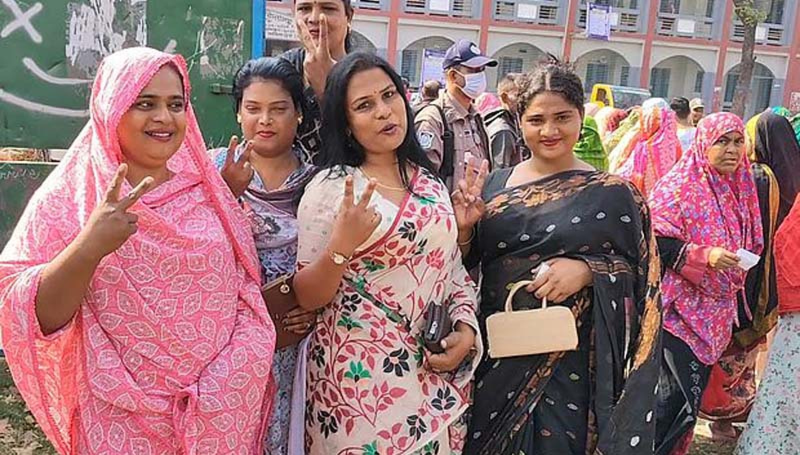ভোট দিয়ে হিজড়া ভোটাররা বললেন, ‘আমরা পিছিয়ে পড়া নই’