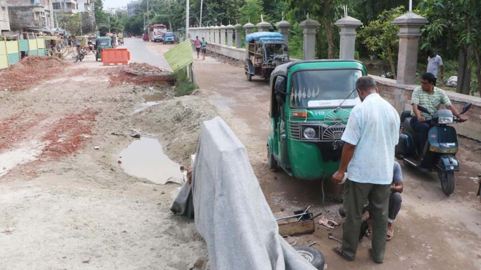 রাজশাহীতে ফ্লাইওভার নির্মাণ:  প্রকল্পের মেয়াদ শেষ, খানাখন্দে দুর্ভোগ