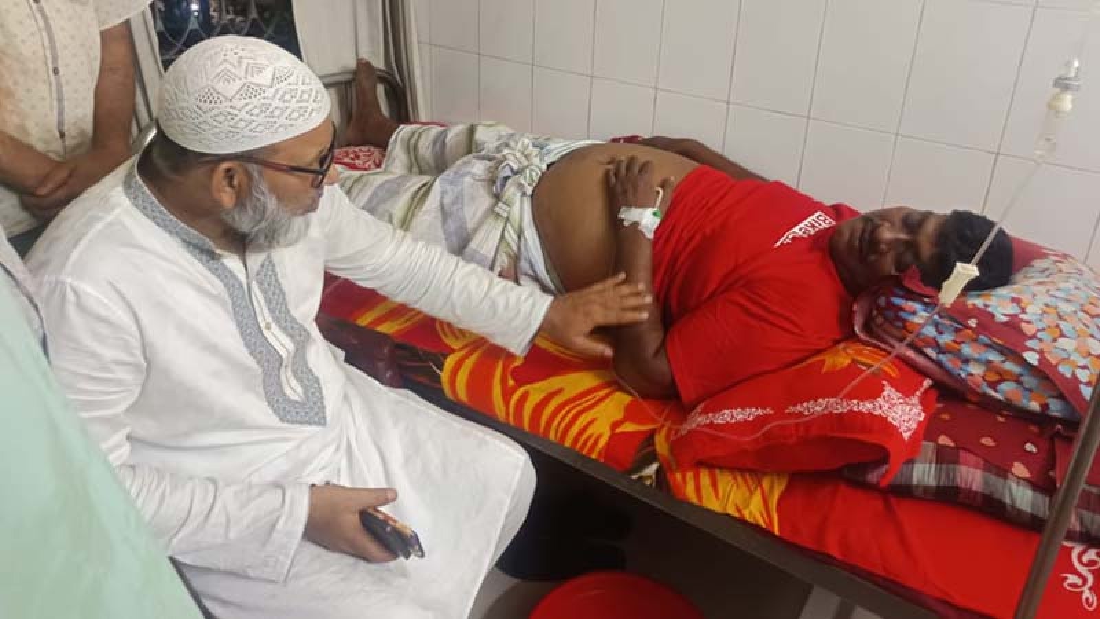 অসুস্থ নেতার পাশে বিএনপি নেতা রানা