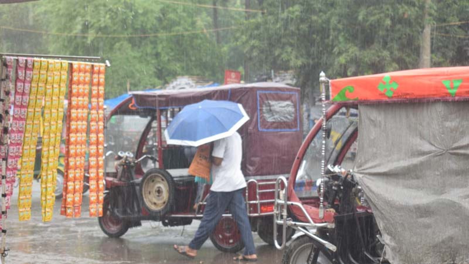 রাজশাহীতে বৃষ্টিতেও কমেনি ভ্যাপসা গরম