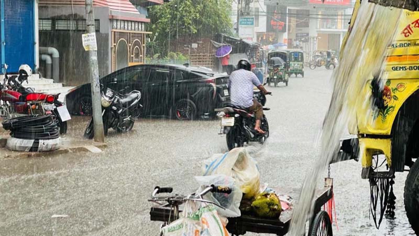 আড়াই ঘণ্টার বৃষ্টিতে হাঁটুজলে বিড়ম্বিত নগরজীবন
