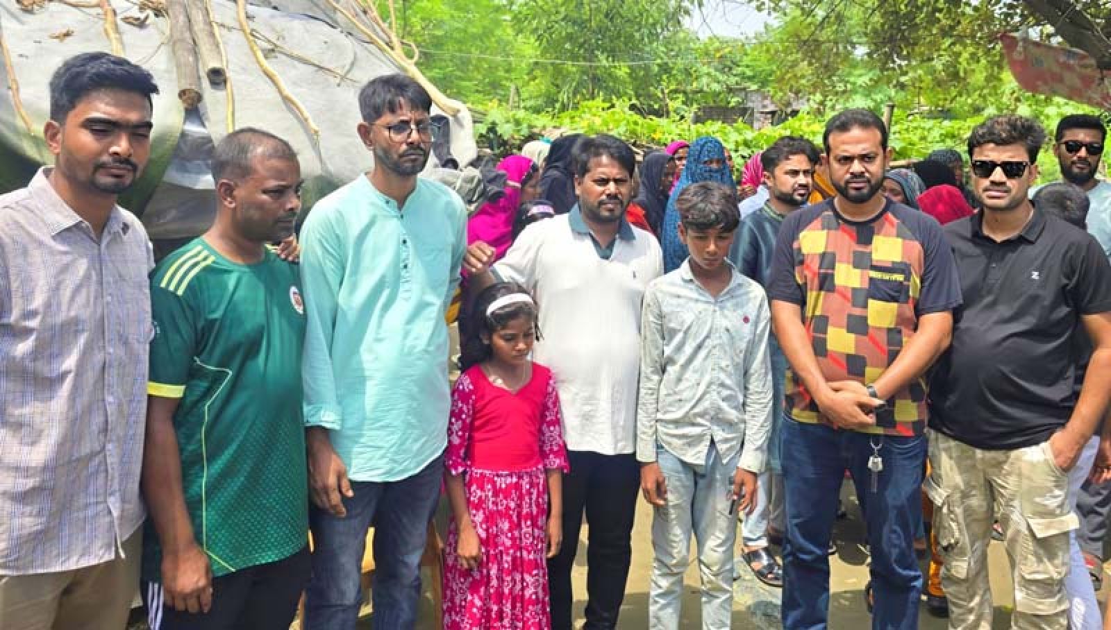 পদ্মায় নৌকাডুবি: শোকাহত পরিবারের পাশে যুবদল