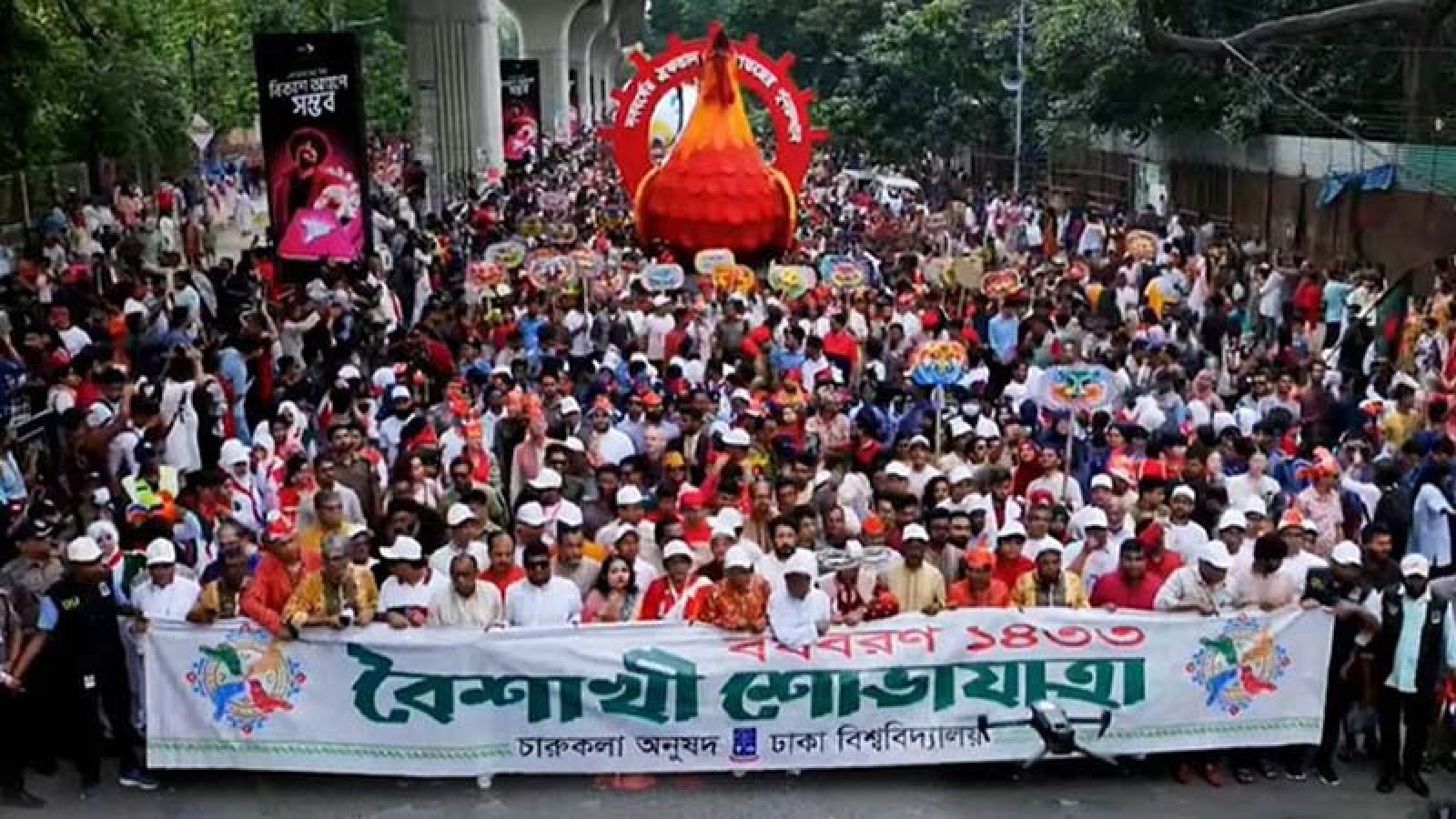 ‘ফ্রি প্যালেস্টাইন’ প্ল্যাকার্ডে বৈশাখী শোভাযাত্রা