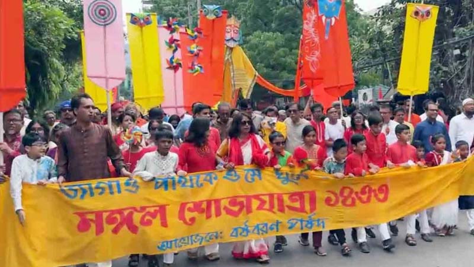 শোভাযাত্রায় বর্ষবরণ: ‘জাগাও পথিকে, ও সে ঘুমে অচেতন’