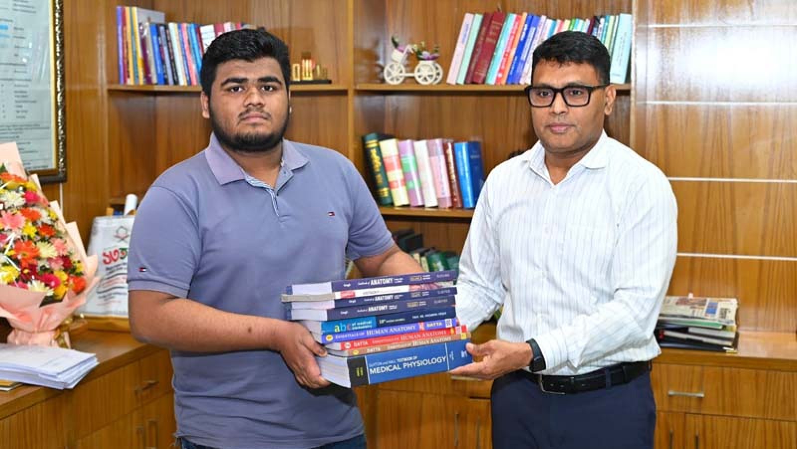 মেডিকেলে সুযোগ পাওয়া দরিদ্র মেধাবী শিক্ষার্থীর পাশে জেলা প্রশাসক