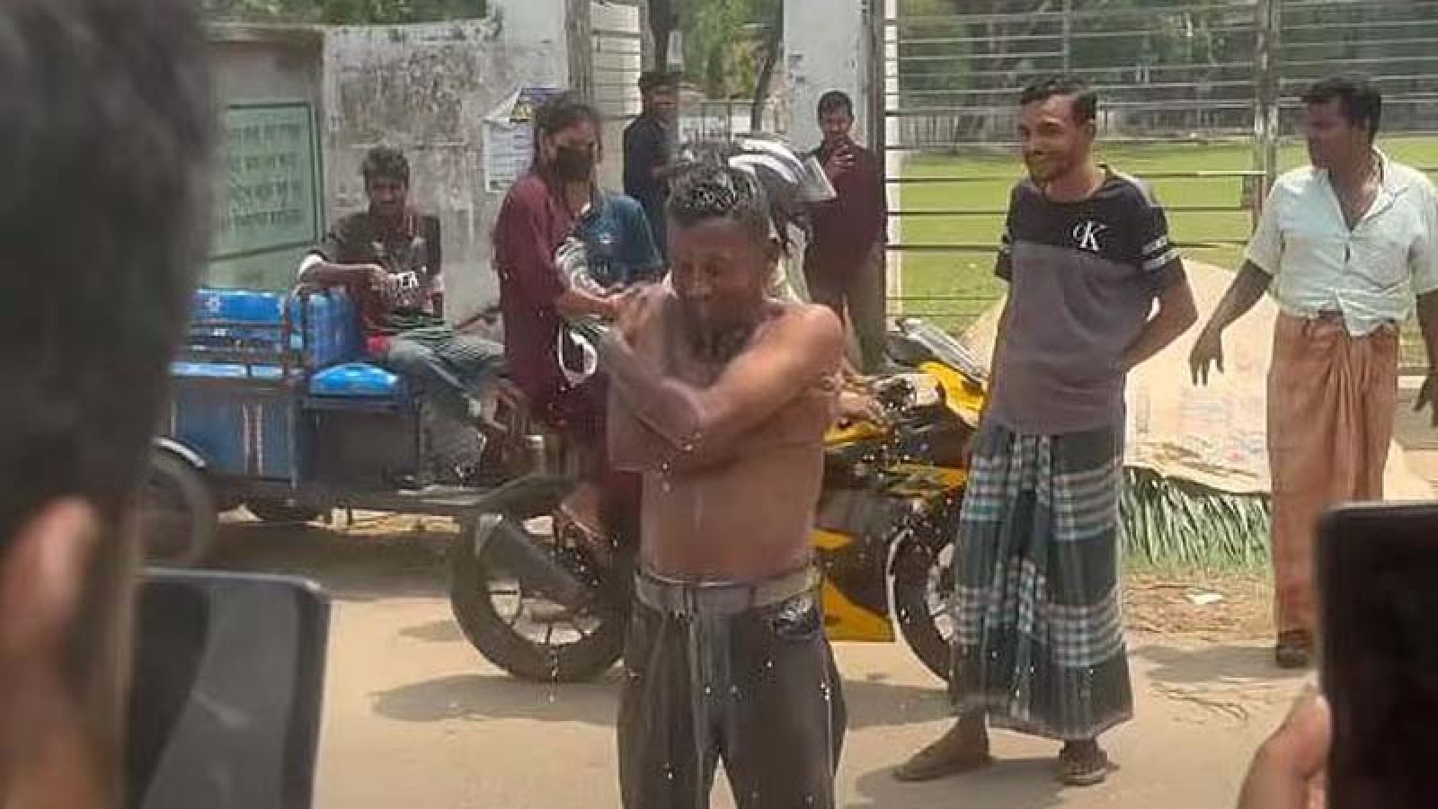 দুধ দিয়ে গোসল করে জুয়া ছাড়ার প্রতিজ্ঞা যুবকের