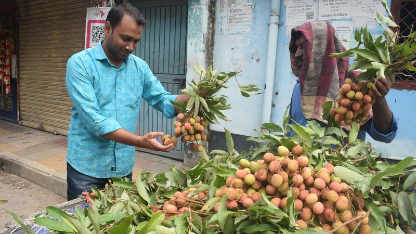 রাজশাহীর বাজারে মৌসুমের আগেই অপরিপক্ক লিচু