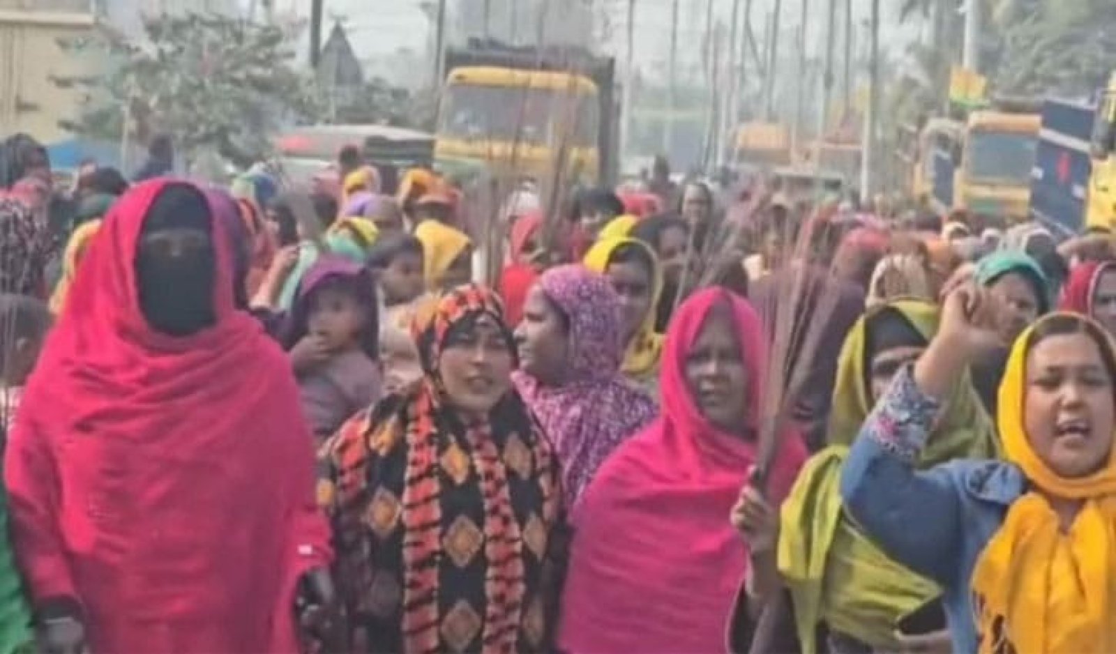 মুফতি আমির হামজার বিরুদ্ধে নারীদের ঝাড়ু মিছিল