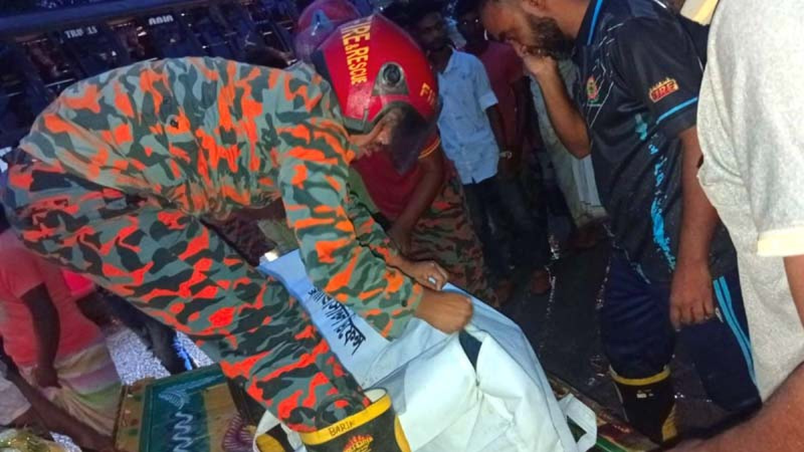 ঈশ্বরদীতে বাসের ধাক্কায় প্রাণ গেল ভ্যানচালকের