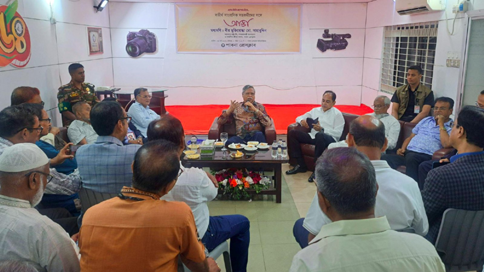 পাবনায় সাংবাদিকদের সঙ্গে আড্ডা মেতে উঠলেন রাষ্ট্রপতি