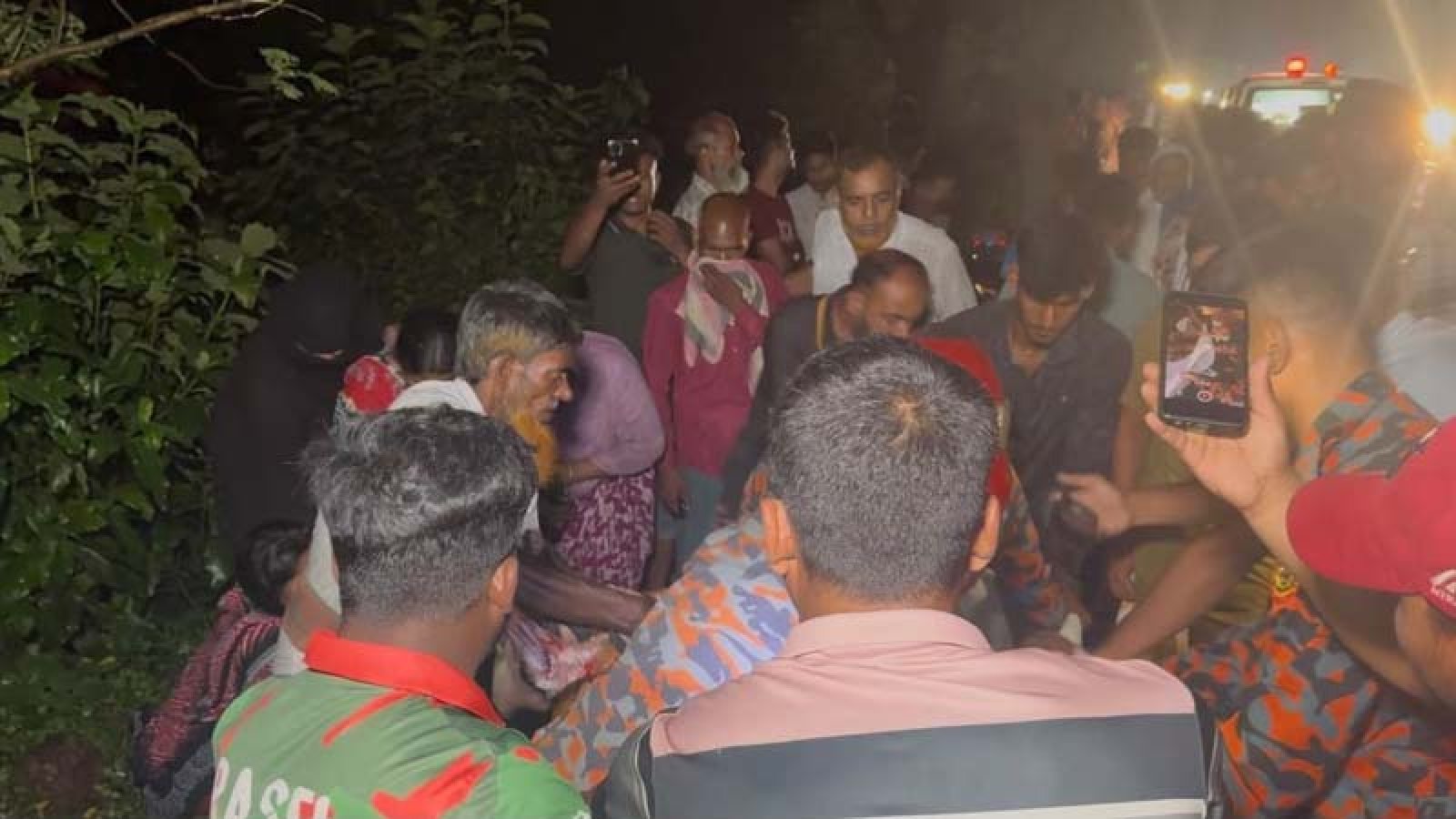 মায়ের কোল থেকে ছিটকে পড়ে শিশুর মৃত্যু, তাকে বাঁচাতে প্রাণ গেল মোটরসাইকেল আরোহীর