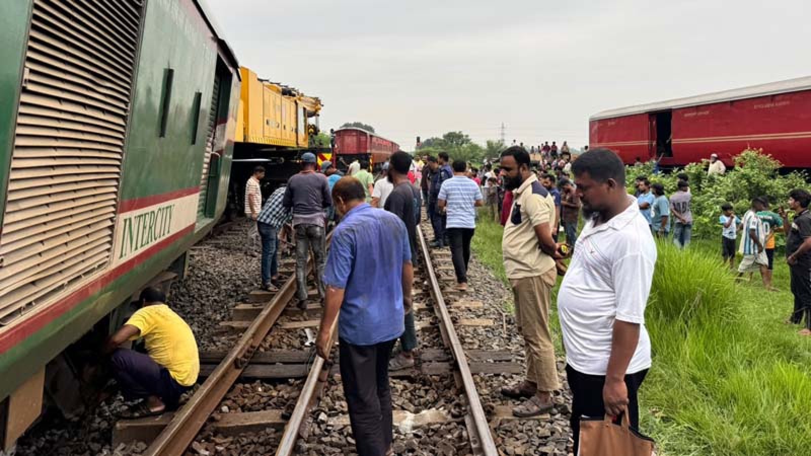 ঈশ্বরদীতে লাইনচ্যুত বগি উদ্ধার, ৬ ঘণ্টা পর রেল যোগাযোগ স্বাভাবিক