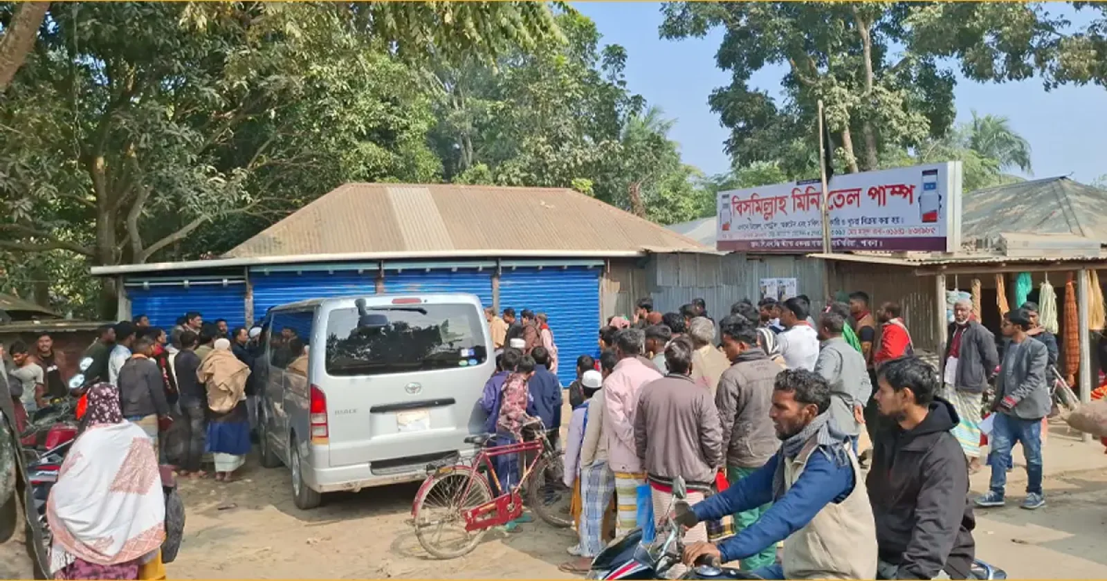 মিনি পেট্রোল পাম্পে বিক্রি হচ্ছিল তেল, জরিমানা-সিলগালা